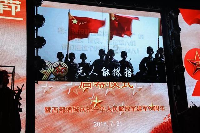 懂翡翠的大神帮忙看看这是纹还是裂，值多少钱？